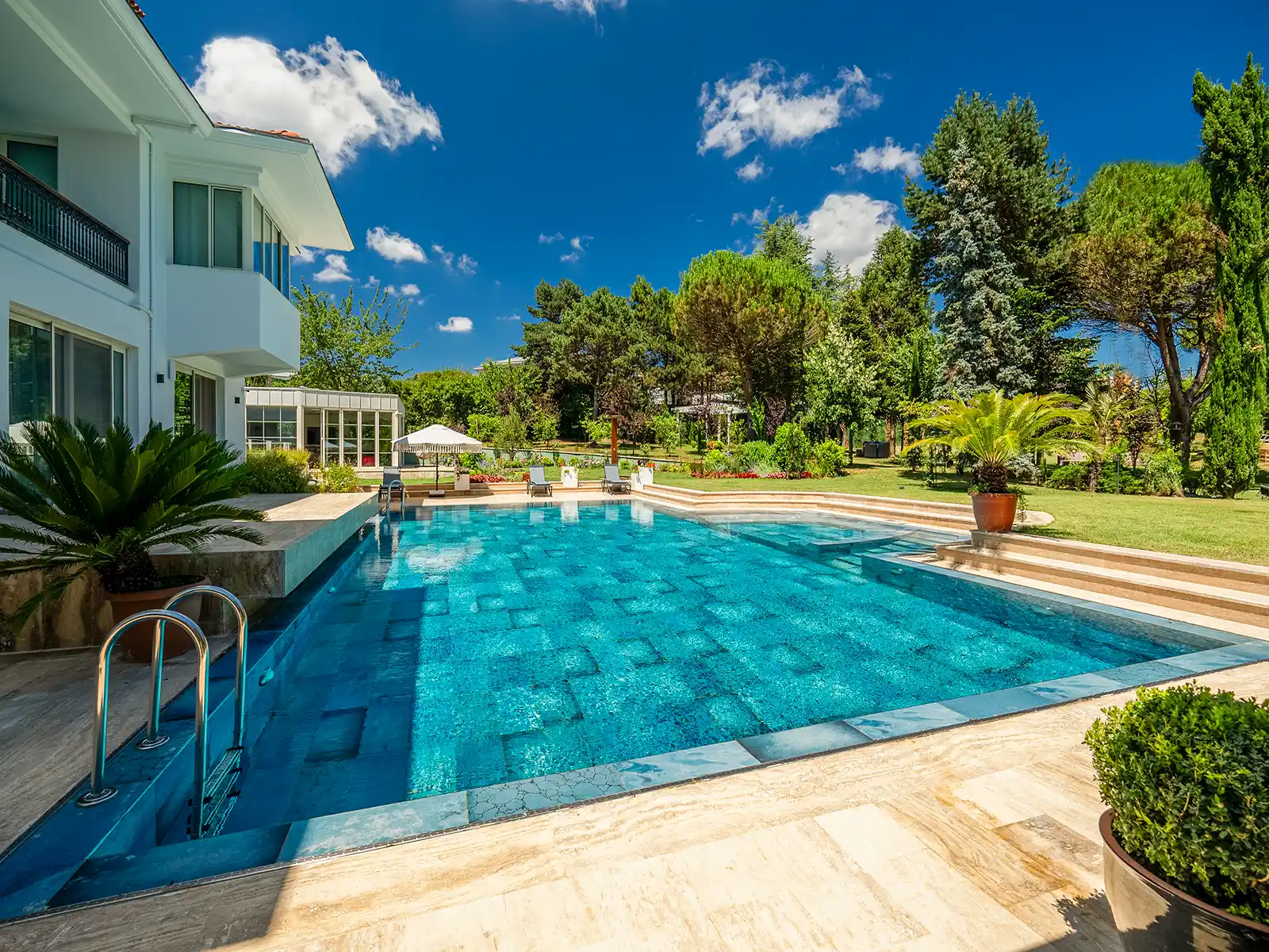 Blue-toned porcelain pool tile creating an infinity effect